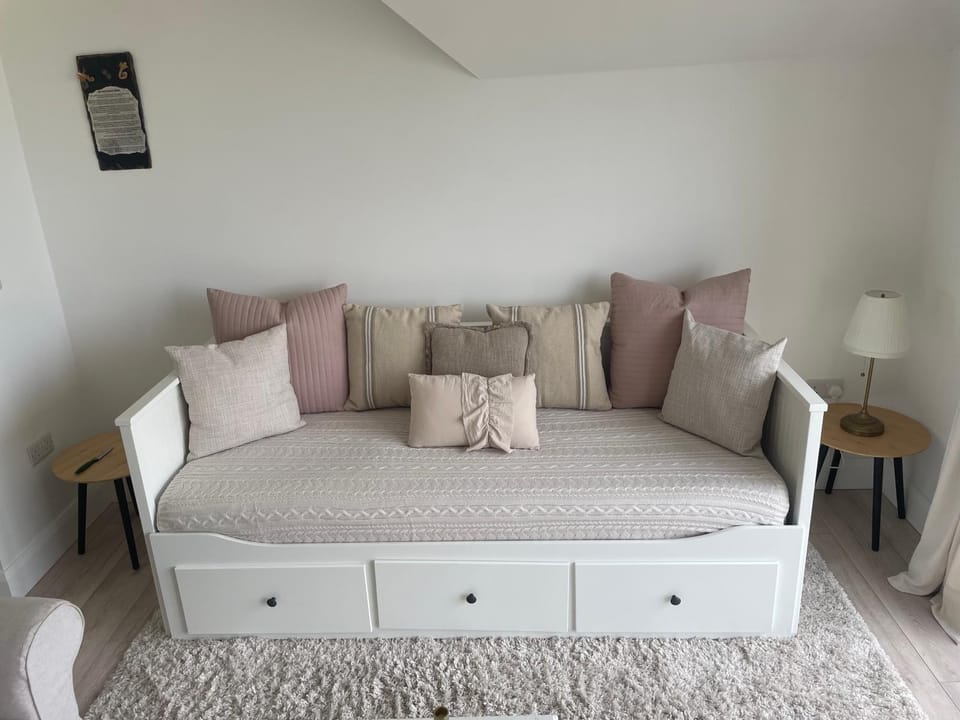 Bed, Living room, Seating area