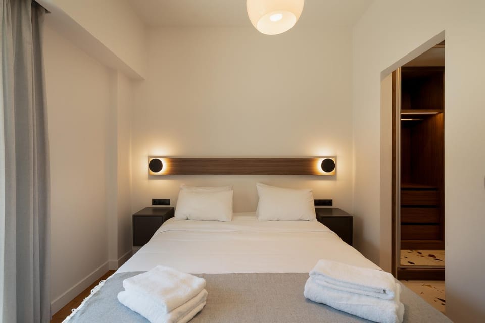 Bedroom, towels