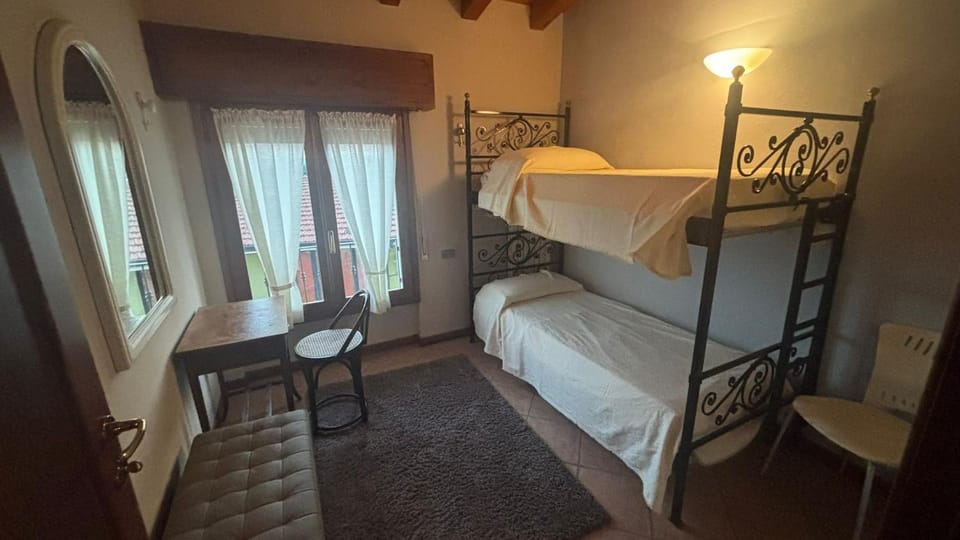 Bedroom, bunk bed