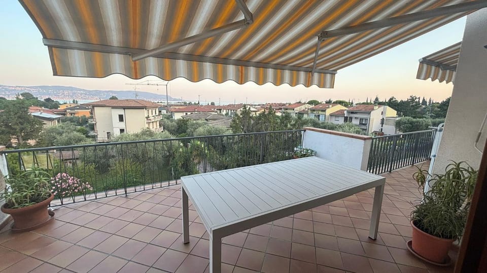 Natural landscape, View (from property/room), Balcony/Terrace, Dining area
