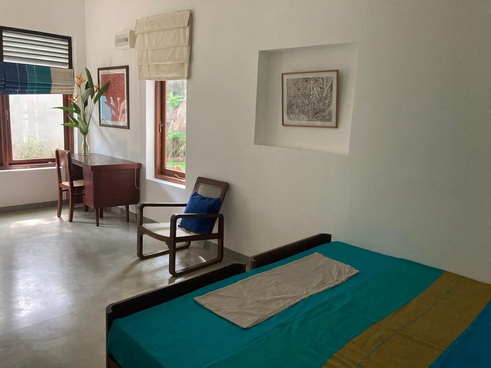 Bed, Living room, Photo of the whole room, Seating area, Bedroom