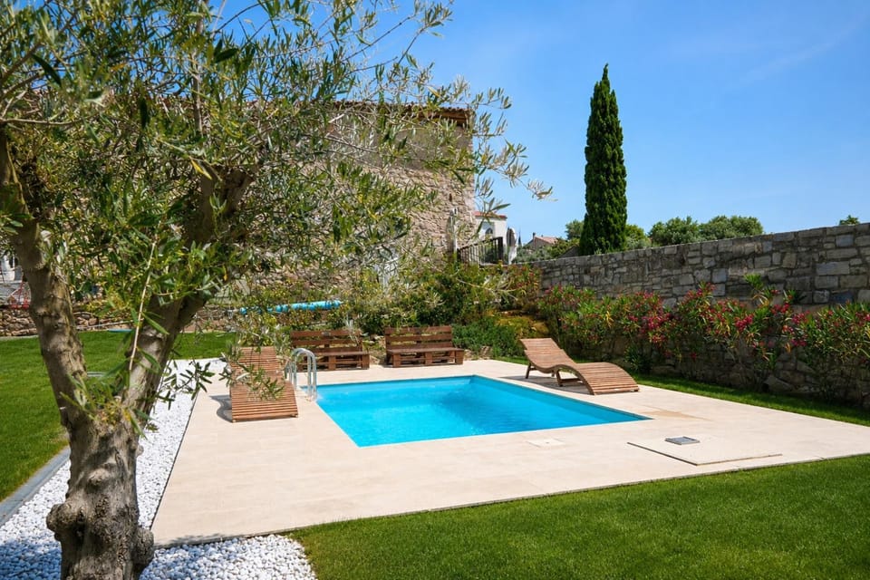 Tournissan L'Auberge du Chateau avec ça piscine House in Occitanie
