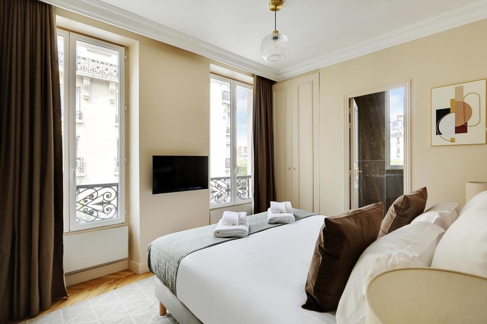 Bed, TV and multimedia, Photo of the whole room, Bedroom