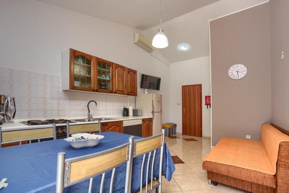 Kitchen or kitchenette, Seating area, Dining area, stove