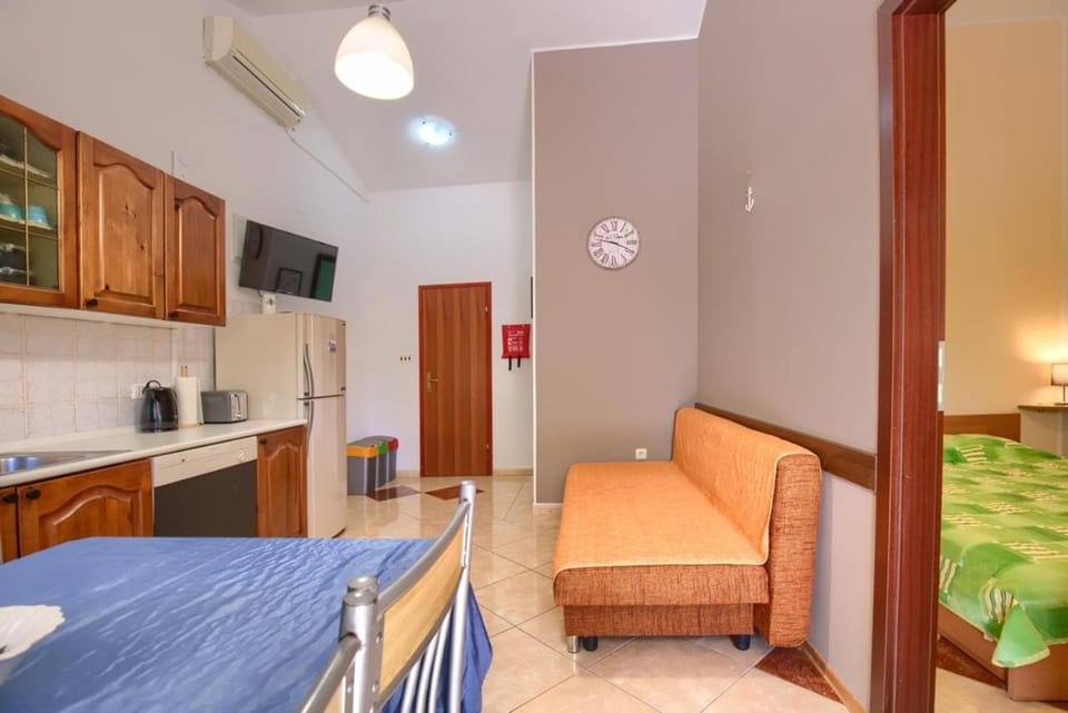 Kitchen or kitchenette, Seating area, Dining area, air conditioner