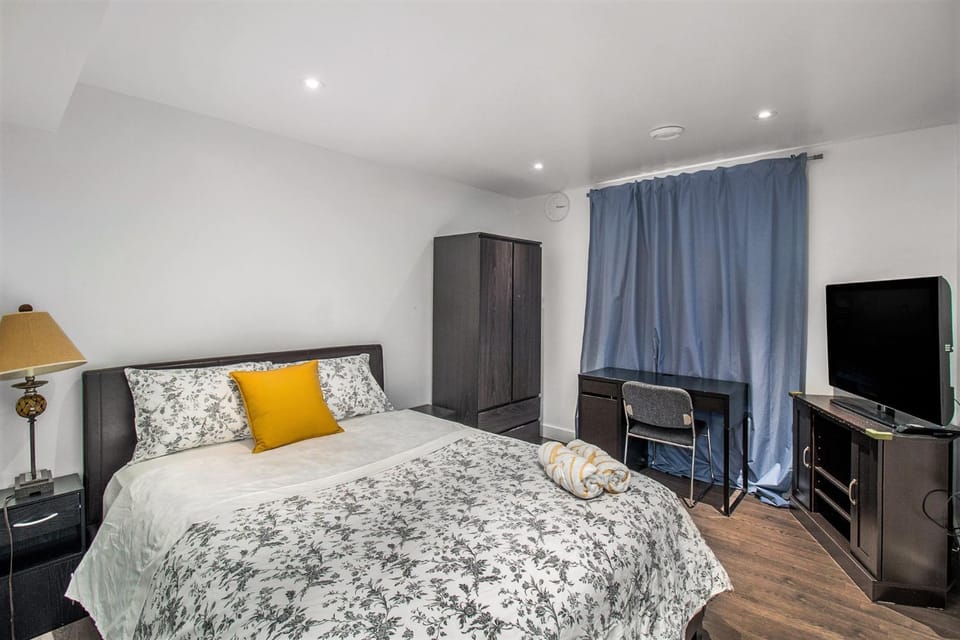 Bed, TV and multimedia, Photo of the whole room, Bedroom, wardrobe