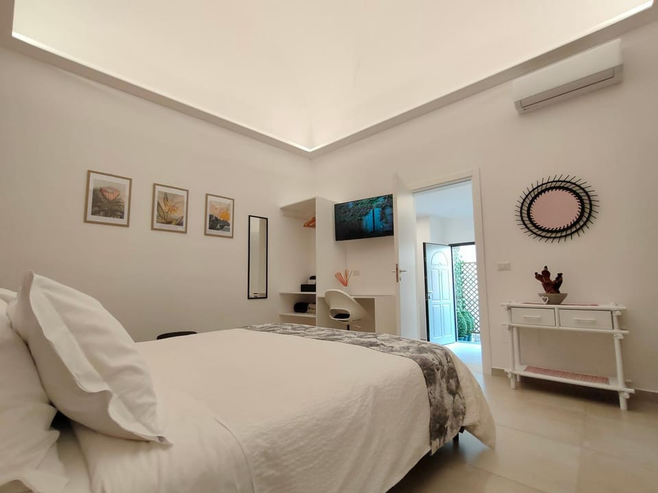 Bed, TV and multimedia, Bedroom, wardrobe, air conditioner