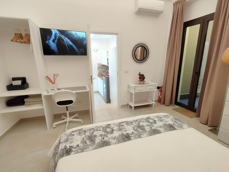 Bed, TV and multimedia, Photo of the whole room, Bedroom, air conditioner
