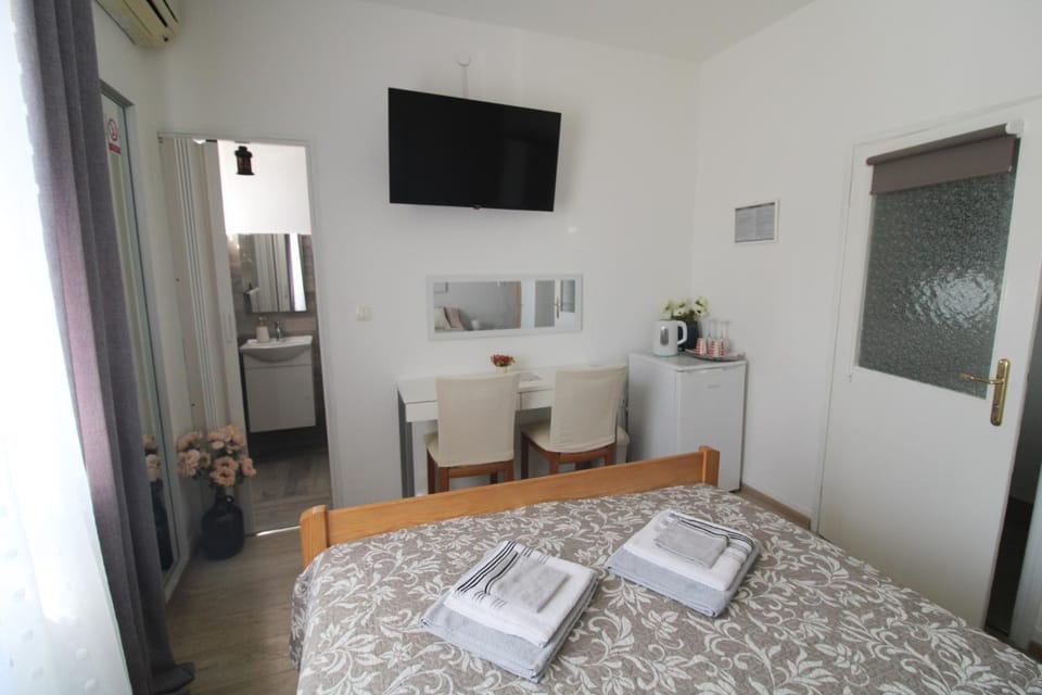 Bed, TV and multimedia, hair dresser