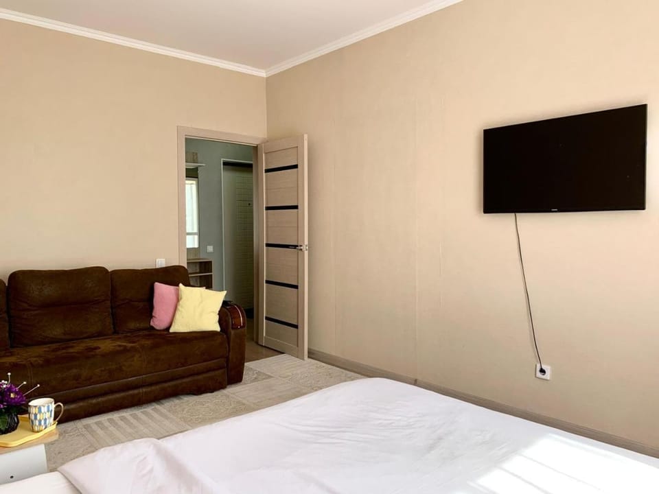 Bed, TV and multimedia, Living room, Photo of the whole room, Seating area, Bedroom