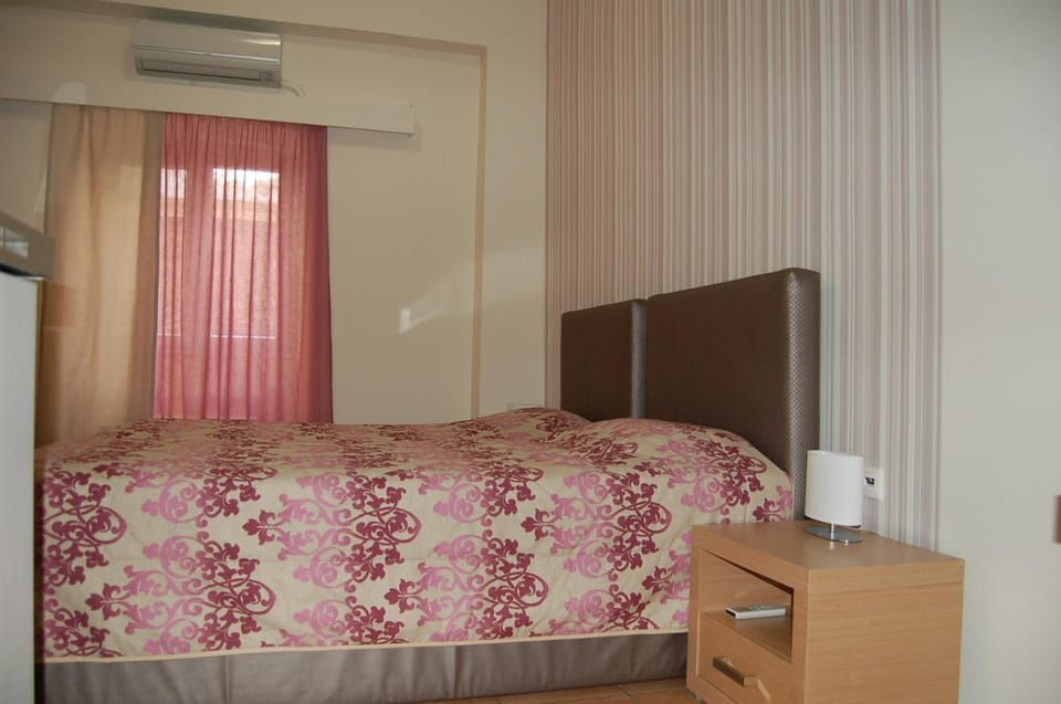 Bed, Bedroom, air conditioner