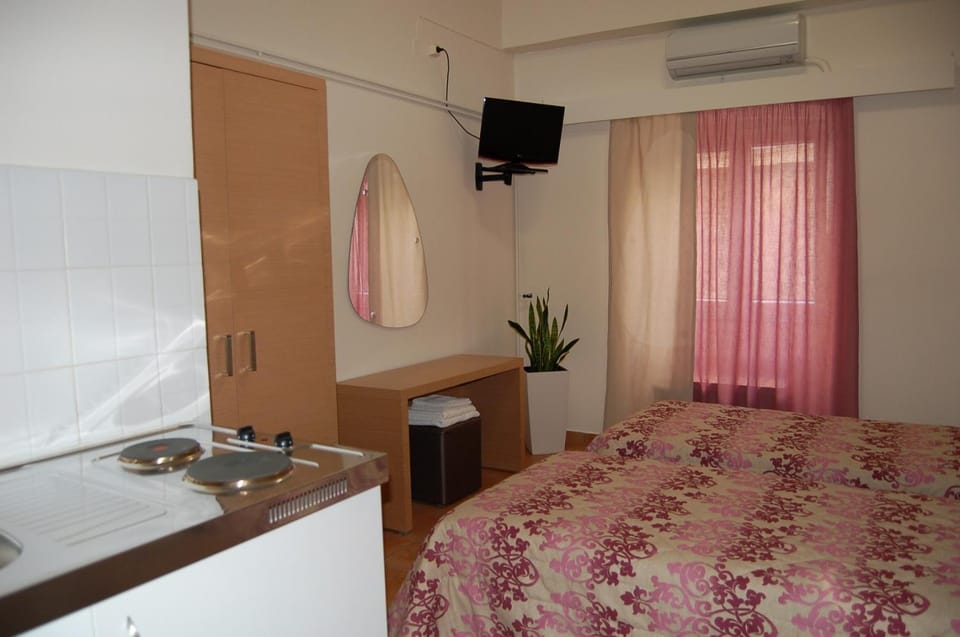 Bed, TV and multimedia, Kitchen or kitchenette, Bedroom, wardrobe, air conditioner