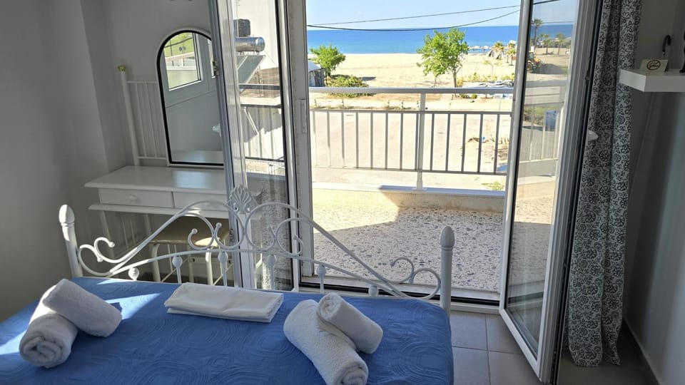Bed, View (from property/room), Photo of the whole room, Bedroom, Sea view, towels