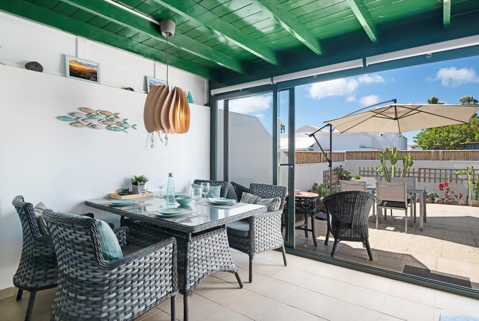 Property building, Balcony/Terrace, Living room