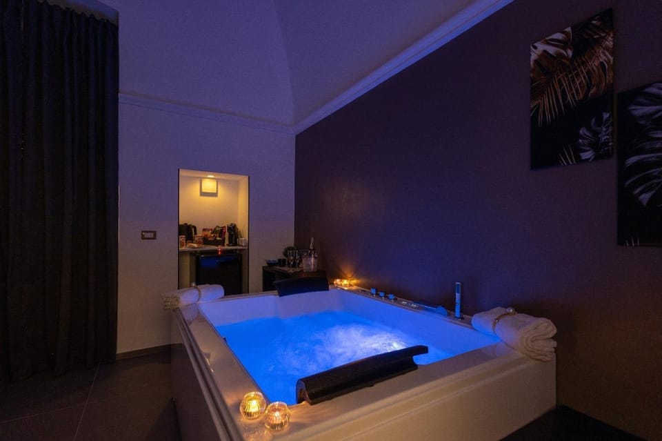 Hot Tub, Photo of the whole room