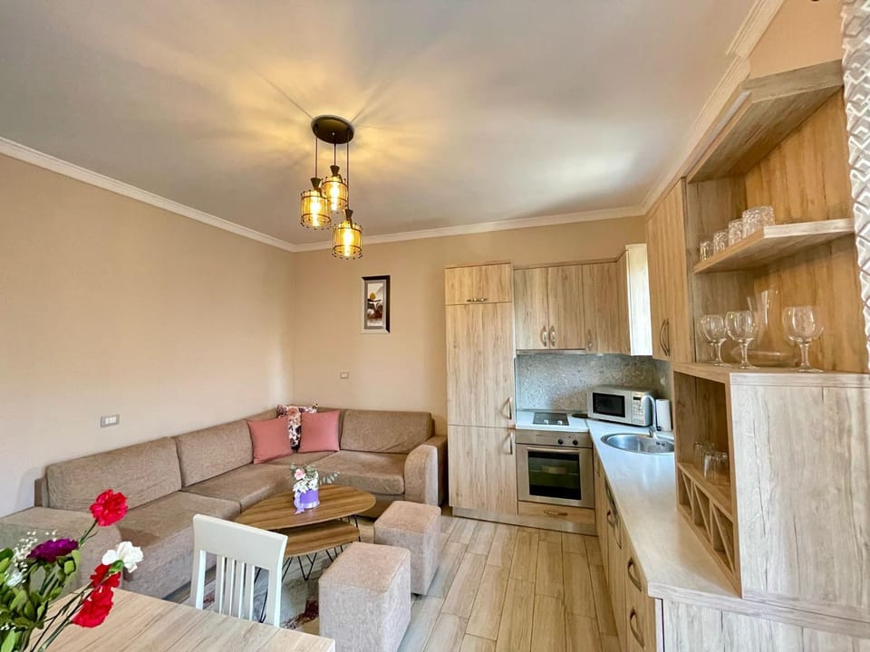 Kitchen or kitchenette, Living room, Seating area, Dining area, minibar, air conditioner