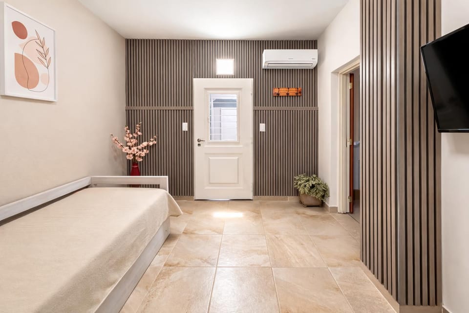 Bed, TV and multimedia, air conditioner