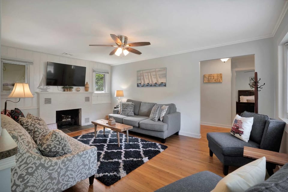 Charming Cottage in The Heart of the North Fork House in Aquebogue