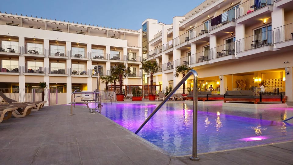 Property building, Pool view, Swimming pool, sunbed