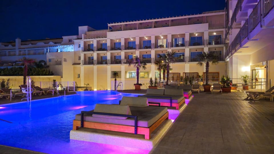 Property building, Night, Evening entertainment, Pool view, Swimming pool, sunbed