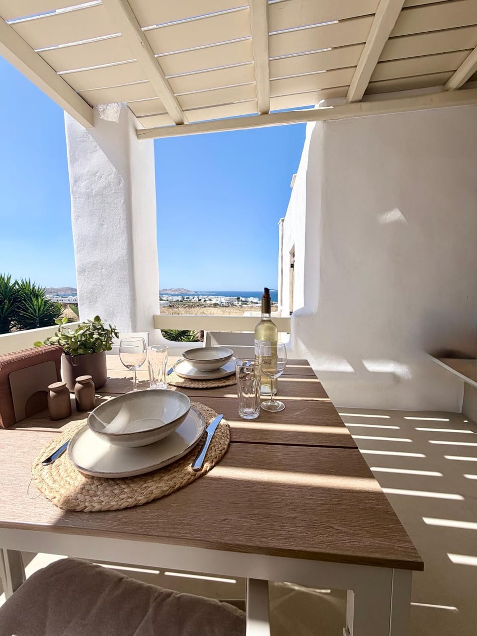 Nicolia Stays Sea View, Jacuzzi, Walk to Centre Apartment in Naousa