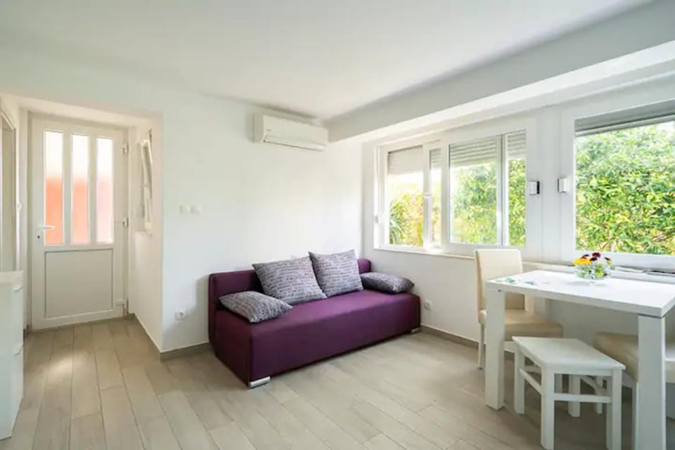 Living room, Seating area, Dining area, air conditioner