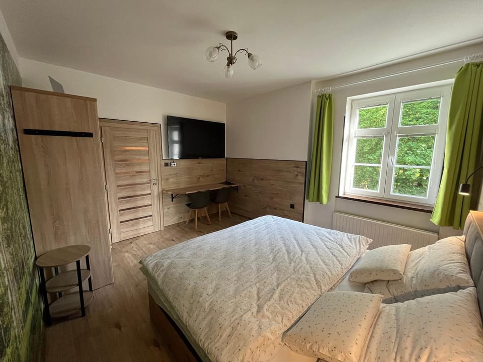 Bed, TV and multimedia, Bedroom