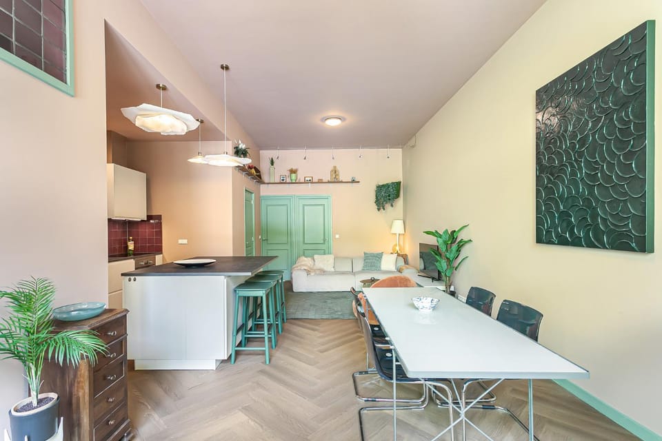Kitchen or kitchenette, Living room, Seating area, Dining area