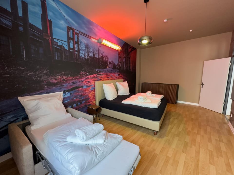 Bed, TV and multimedia, Photo of the whole room, Bedroom
