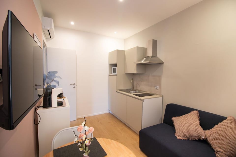 TV and multimedia, Kitchen or kitchenette, Living room, Seating area, stove