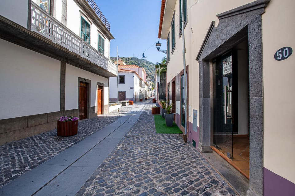 Neighbourhood, Street view, Location