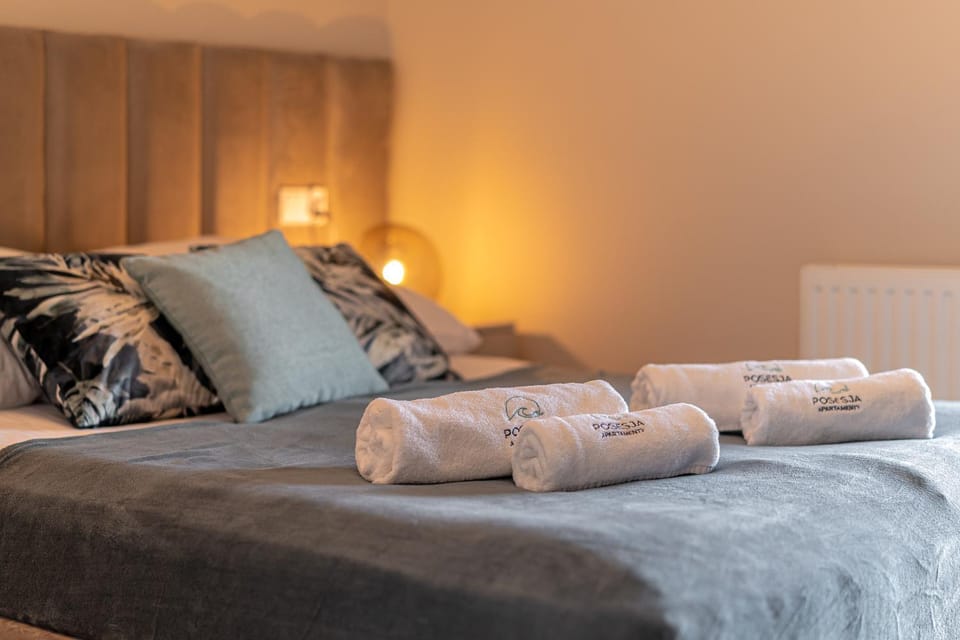 Bed, Bedroom, towels