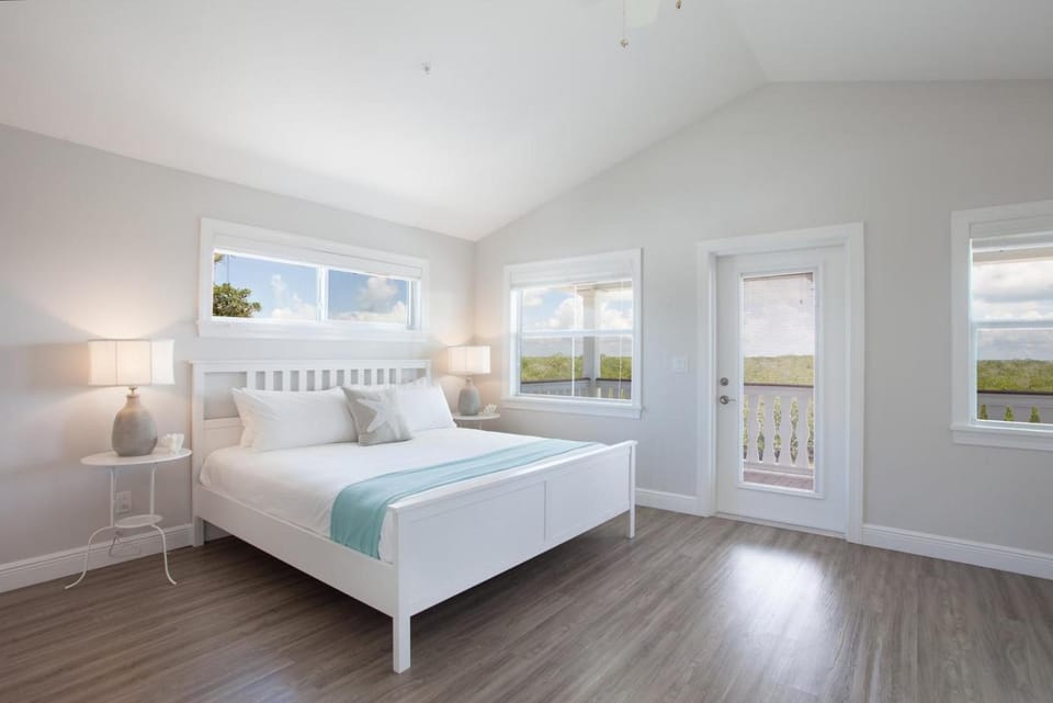 Isla Mirabelle - Waterfront Boutique Resort, Htd Pool, Dock, Walkable House in Upper Matecumbe Key