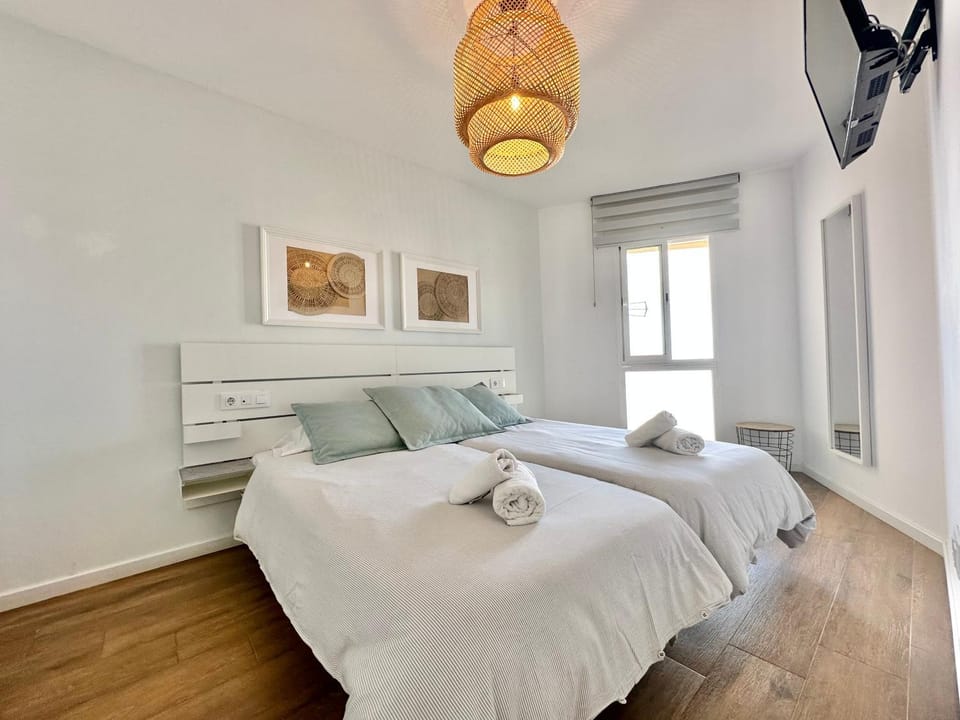 Bed, TV and multimedia, Photo of the whole room, Bedroom, towels