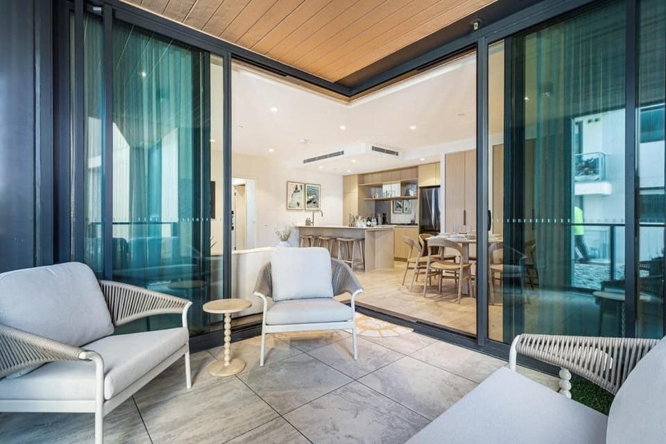 Deluxe Palm Beach Getaway Apartment in Palm Beach