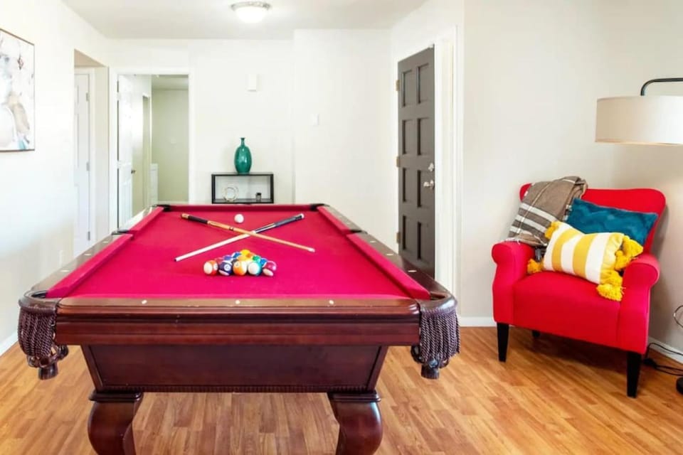Billiard, Game Room