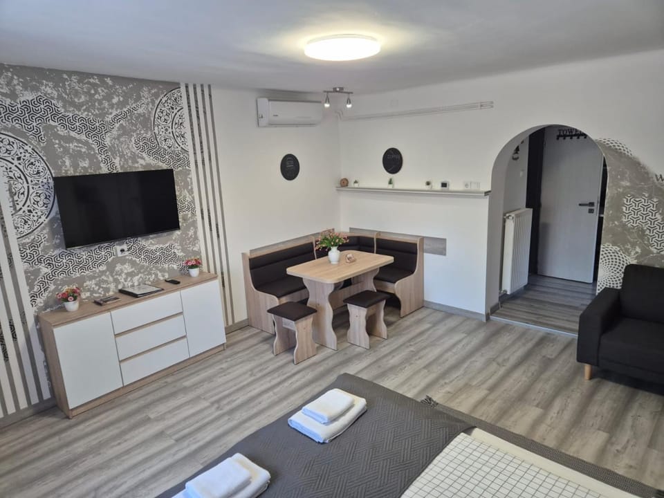 Bed, Seating area, Dining area, Bedroom