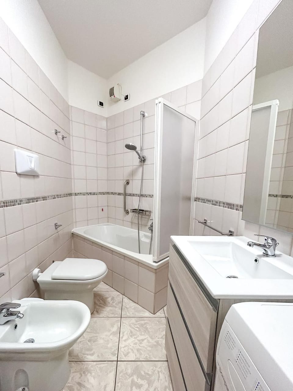 Shower, Toilet, Bathroom, Bath, bidet, towels