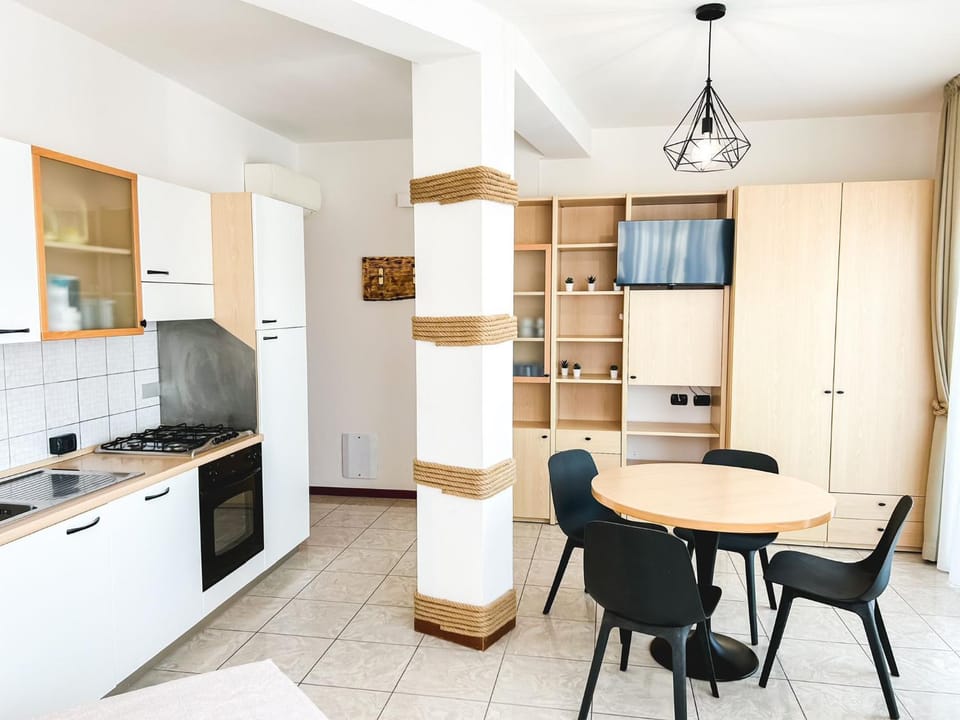 Kitchen or kitchenette, dishwasher, minibar, oven, stove