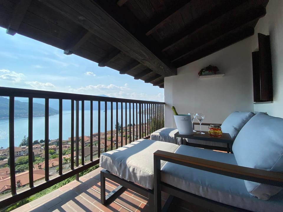 View (from property/room), Balcony/Terrace, Lake view, Mountain view