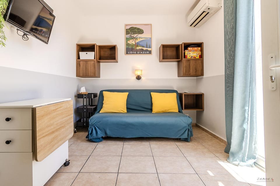 TV and multimedia, Living room, Seating area, air conditioner