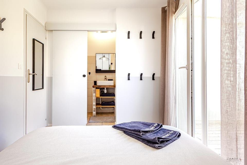 Bed, Photo of the whole room, Bedroom, towels
