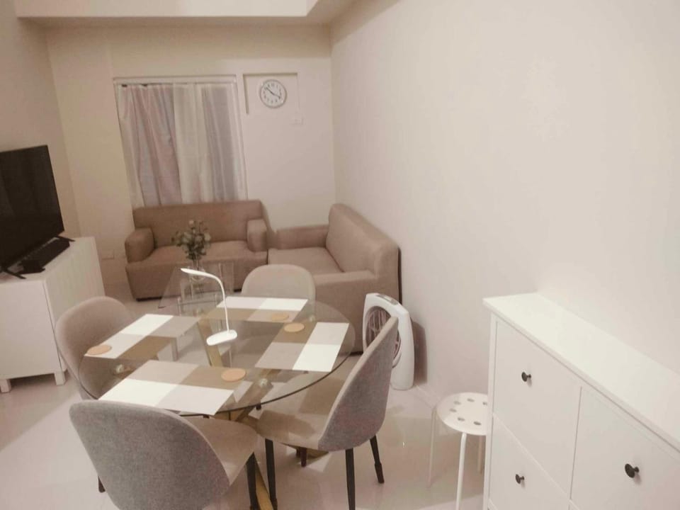 TV and multimedia, Living room, Seating area, Dining area