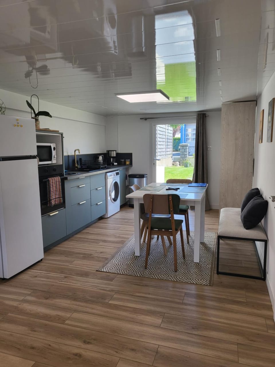 Living room, Seating area, Dining area, pet friendly, stove