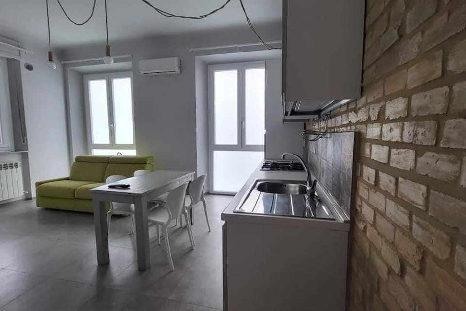 Coffee/tea facilities, Kitchen or kitchenette, Living room, Seating area, Dining area, stove