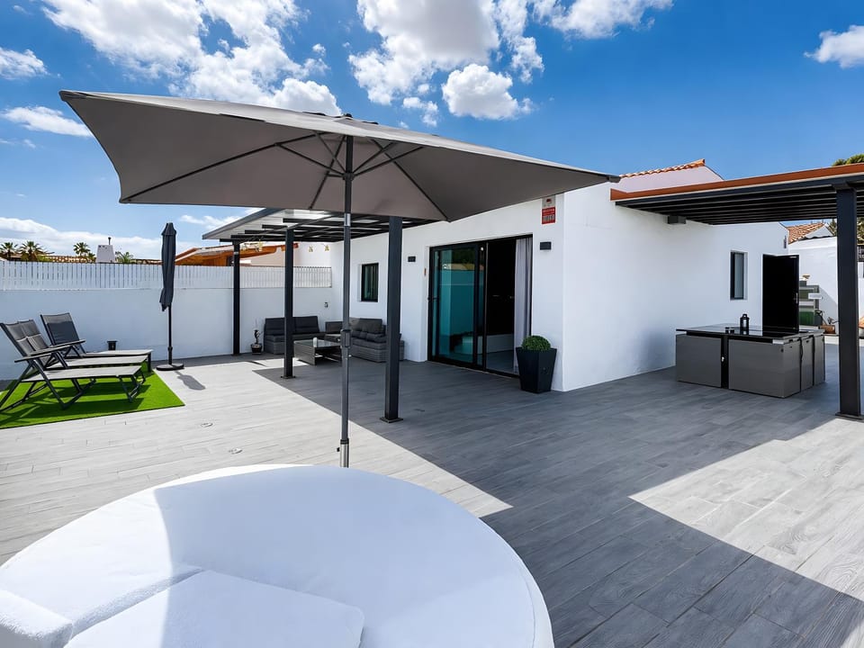 Property building, Balcony/Terrace, Living room, Swimming pool
