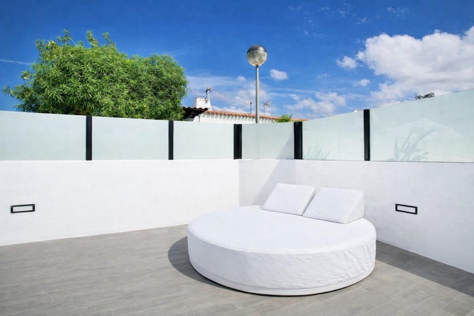 Property building, Balcony/Terrace, Living room