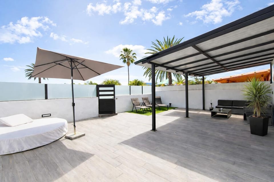 Property building, Balcony/Terrace, Living room