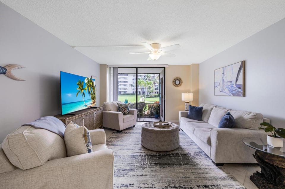 Walkout condo with beach access, pool and pickleball House in Kansas