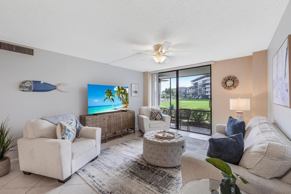 Walkout condo with beach access, pool and pickleball House in Kansas